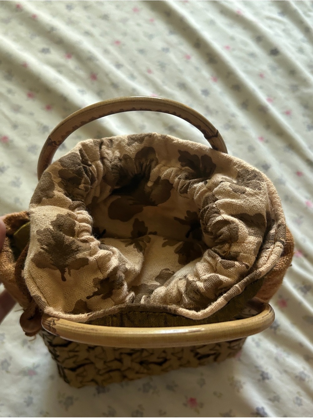 Straw bag with Drawstring and Floral Material on top to pull closed. Dainty - Picture 6 of 7